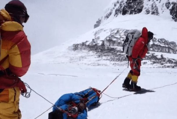 How many rescuers die on Mount Everest each year